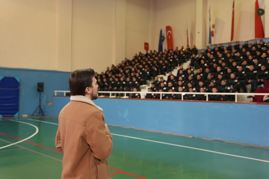 Psikolog Cihan Karakuş teknoloji bağımlılığı eğitimi verirken