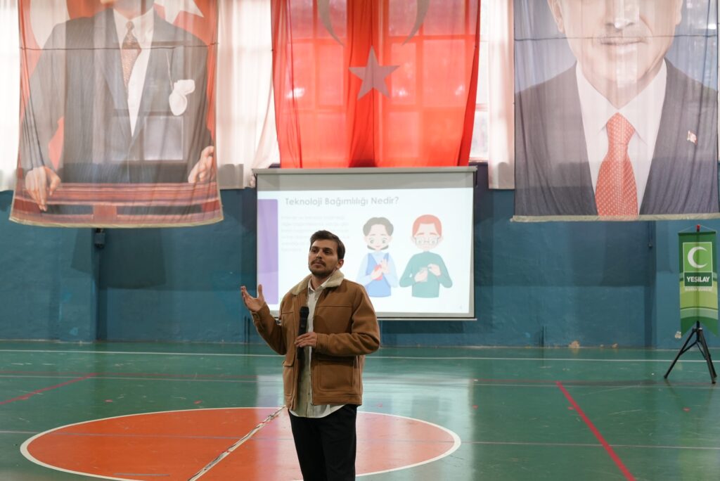Psikolog Cihan Karakuş teknoloji bağımlılığı eğitimi verirken